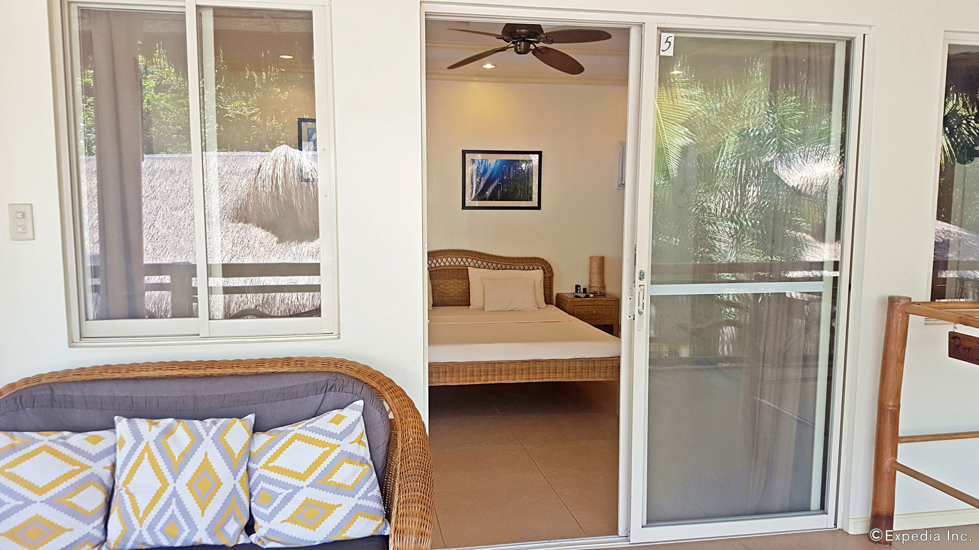 Mikes Dauin Beach Resort