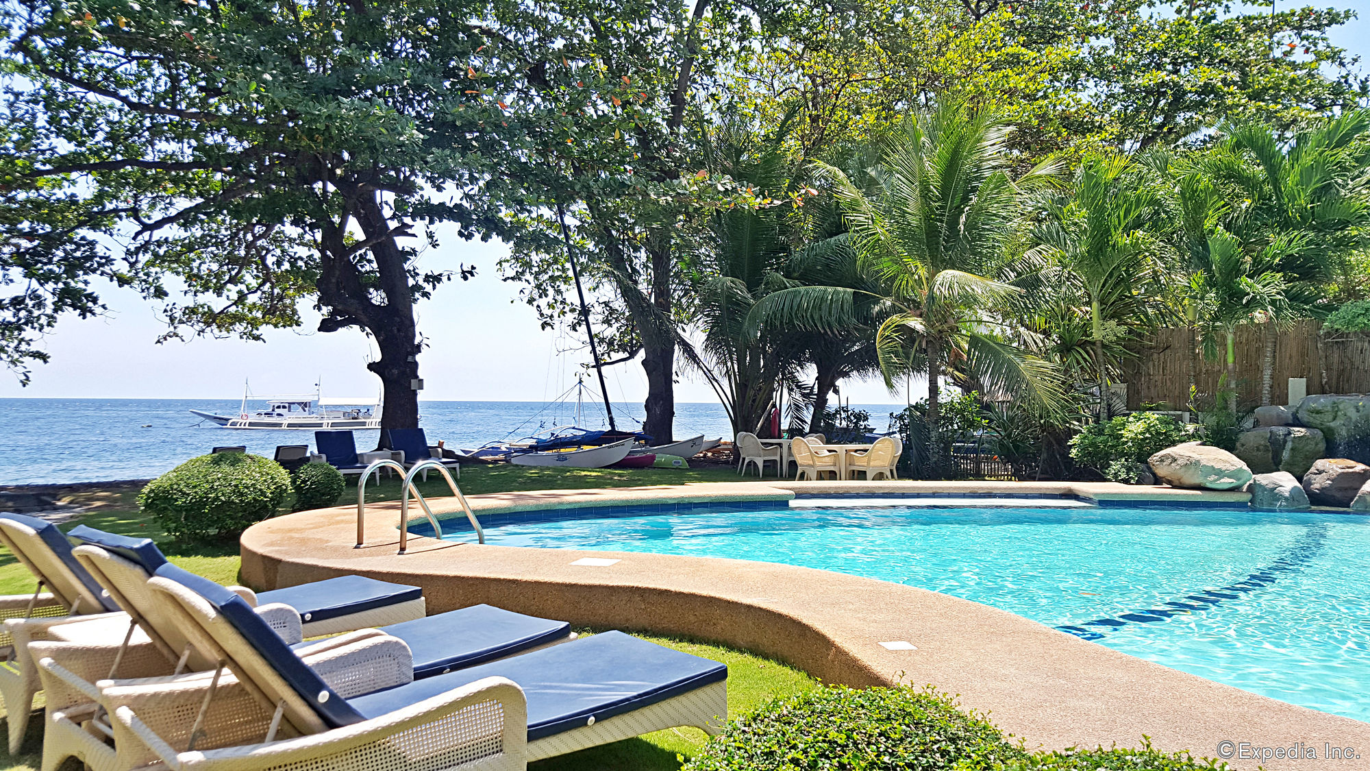 Mikes Dauin Beach Resort
