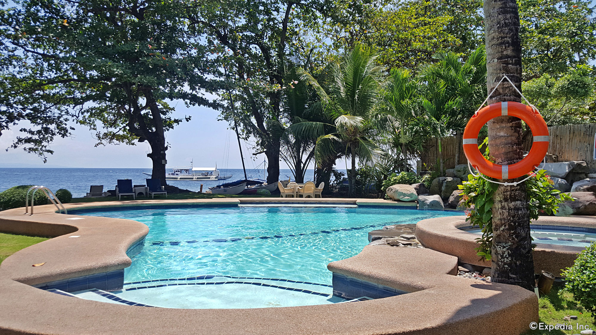 Mikes Dauin Beach Resort