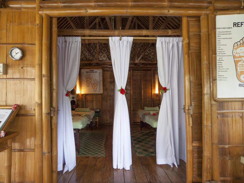 Pura Vida Beach & Dive Resort