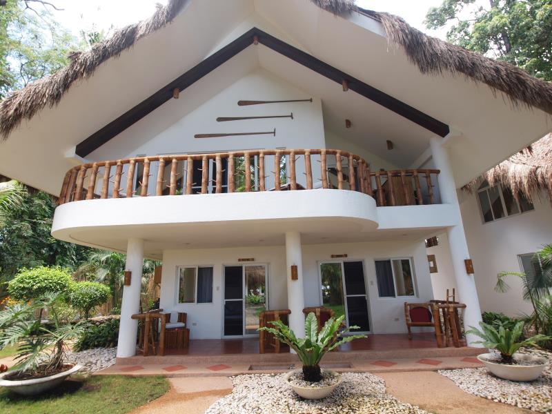 Pura Vida Beach & Dive Resort