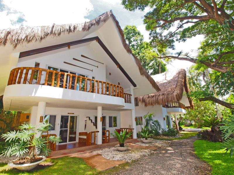 Pura Vida Beach & Dive Resort