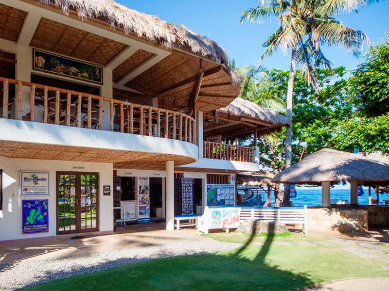 Pura Vida Beach & Dive Resort