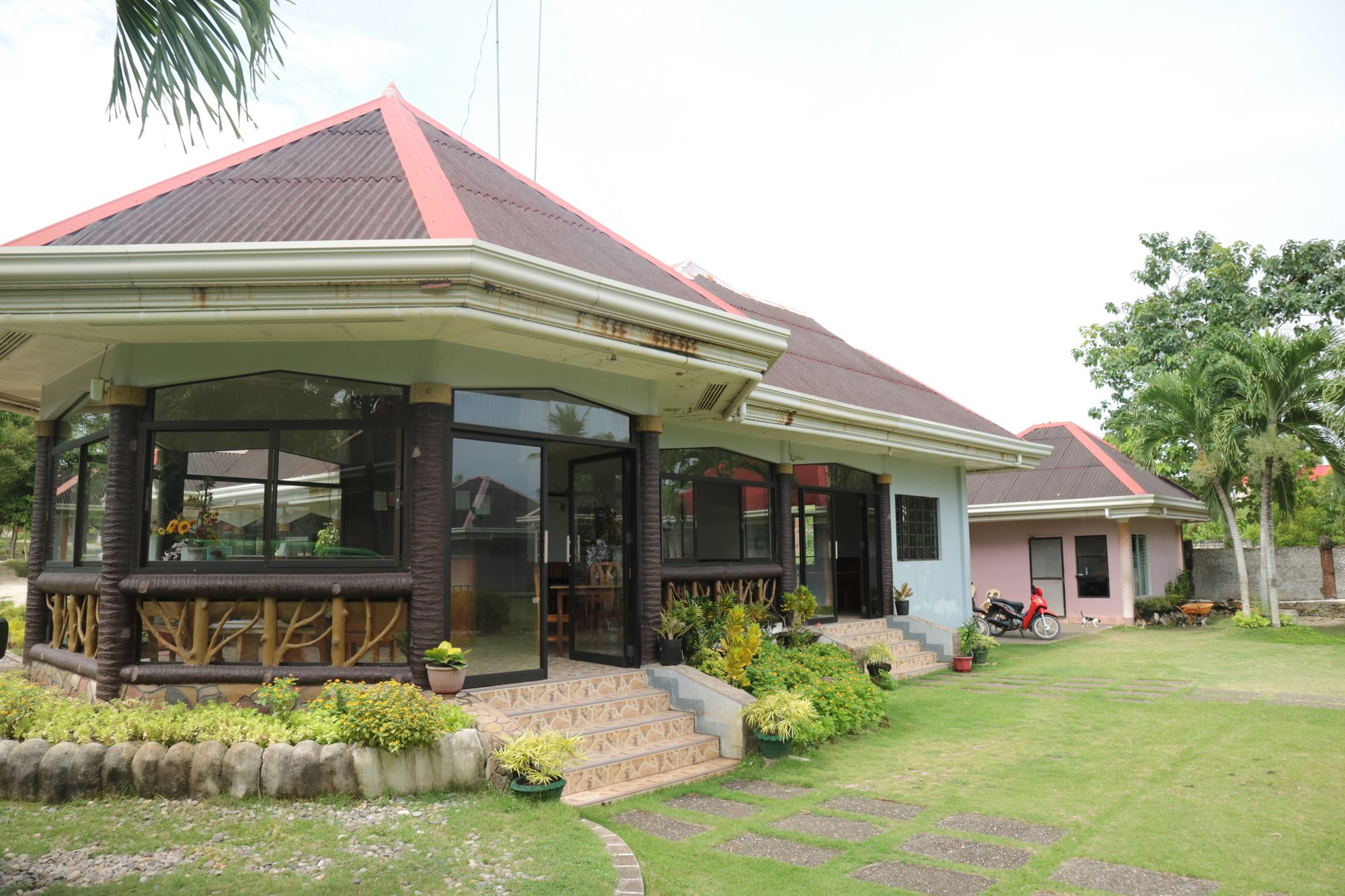 Hidden Coral Diver's Club And Resort