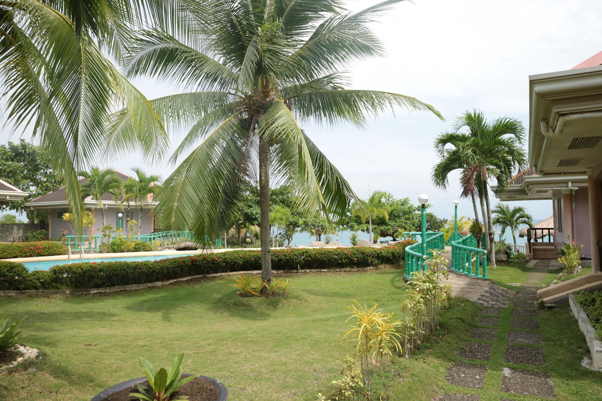 Hidden Coral Diver's Club And Resort