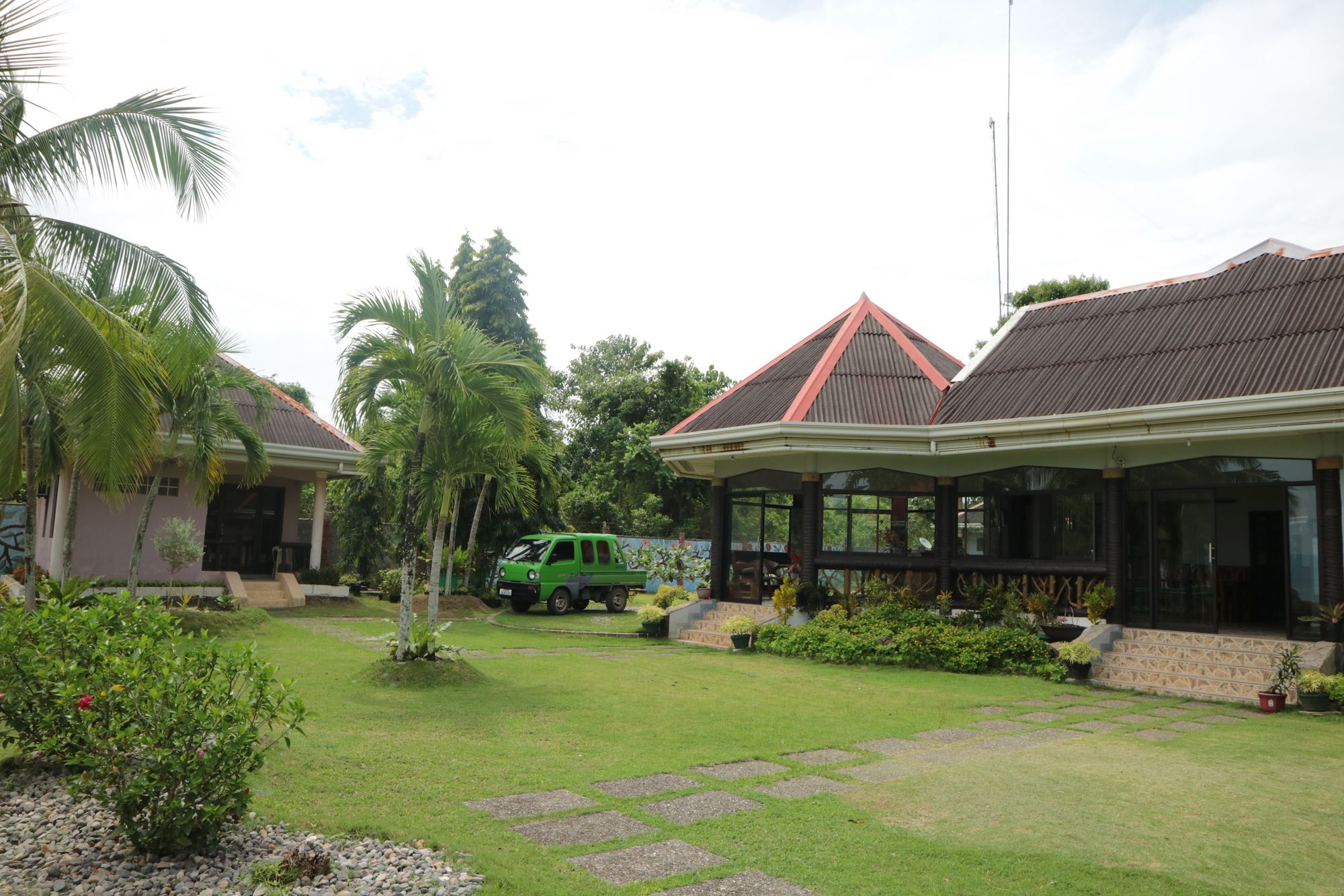 Hidden Coral Diver's Club And Resort