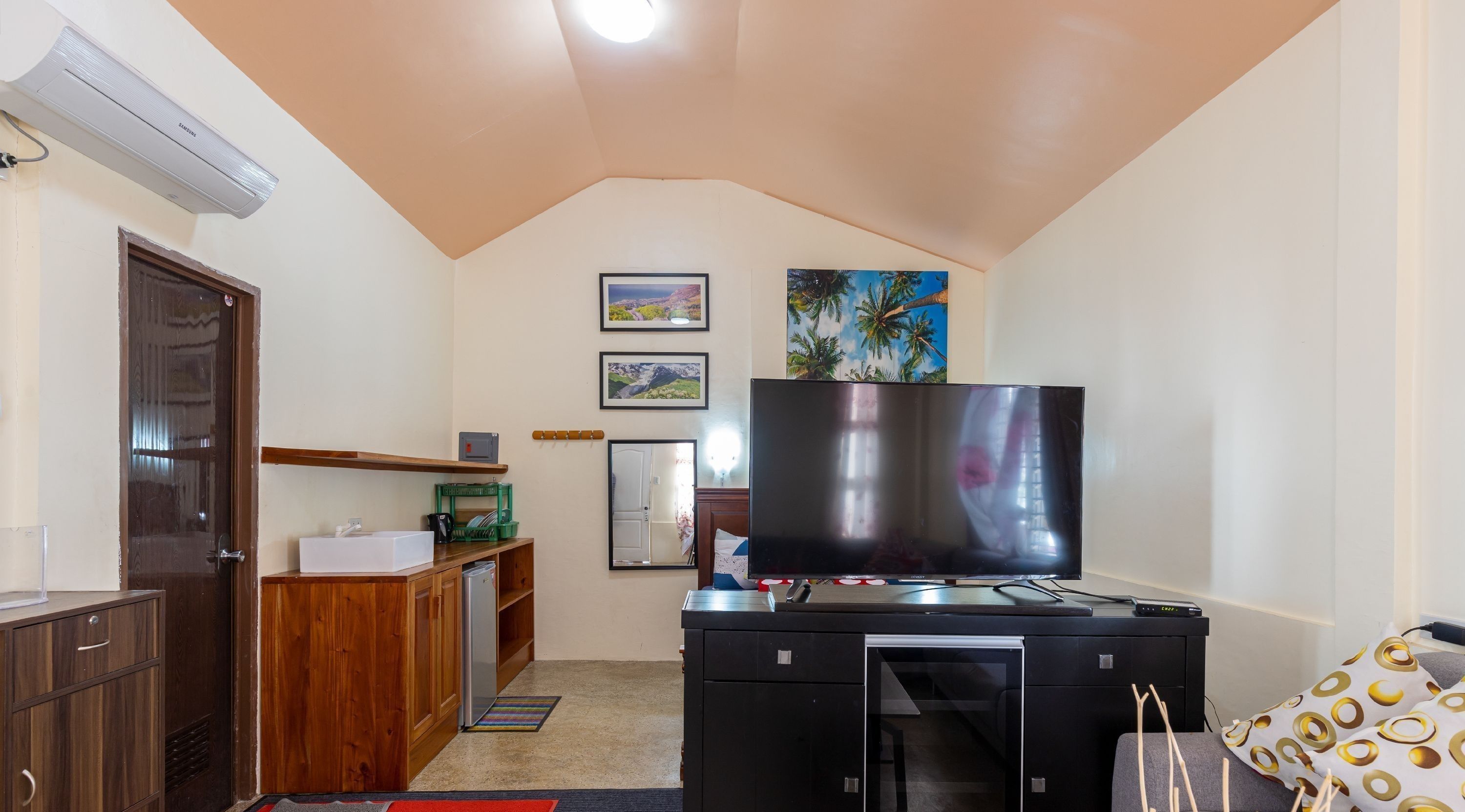 Icebear Bar and Tourist Inn by ZEN Rooms