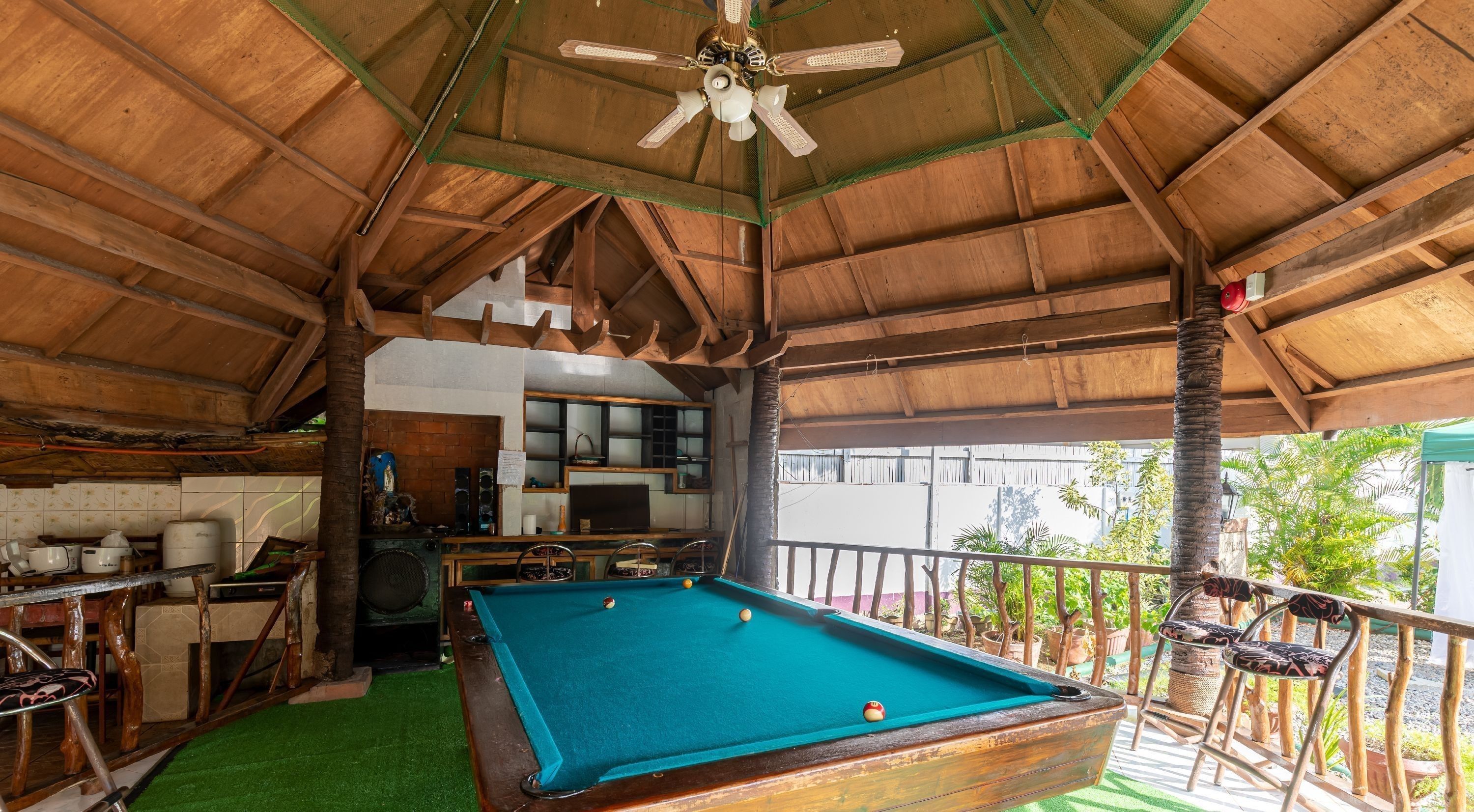 Icebear Bar and Tourist Inn by ZEN Rooms