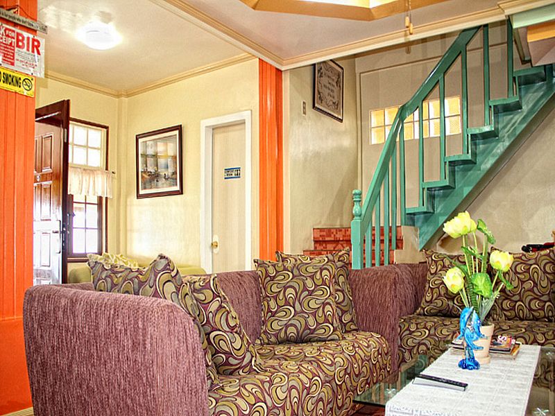 Capt. Hook's Red Parrot Inn