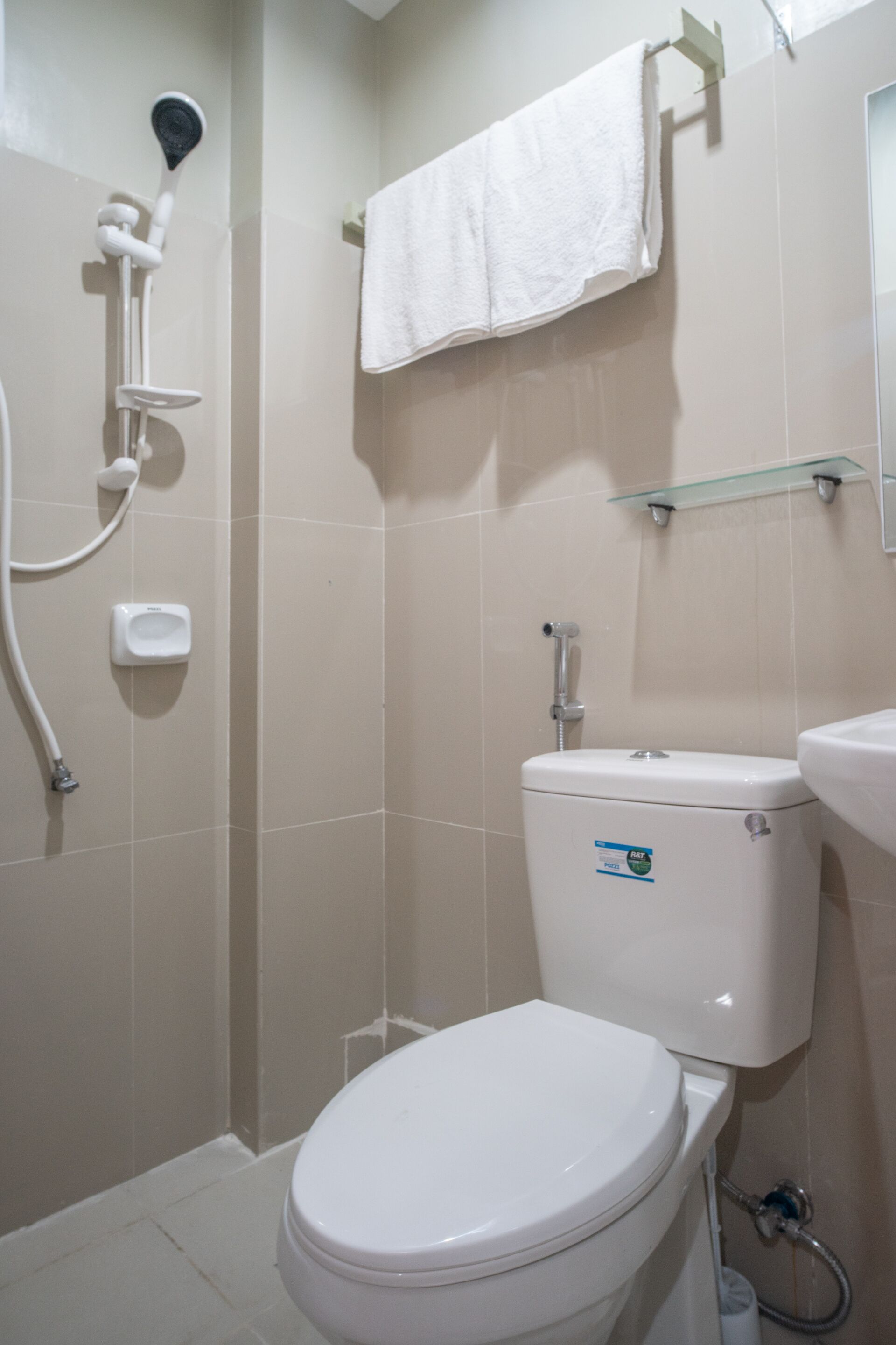Chateau Cinco Dormitel by OYO Rooms
