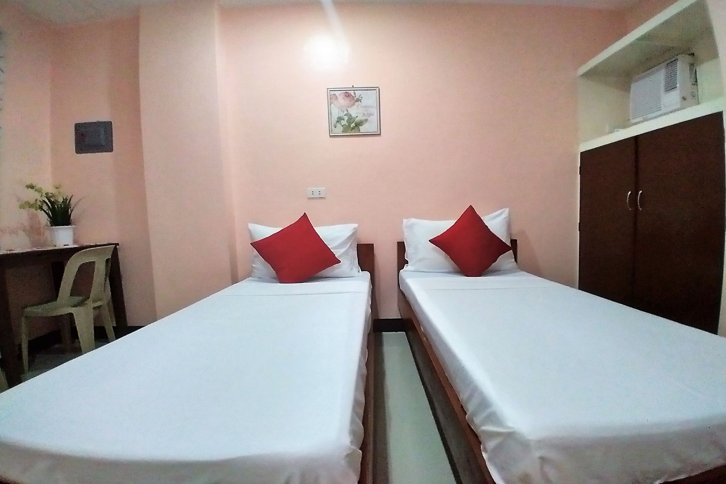 Chateau Cinco Dormitel by OYO Rooms