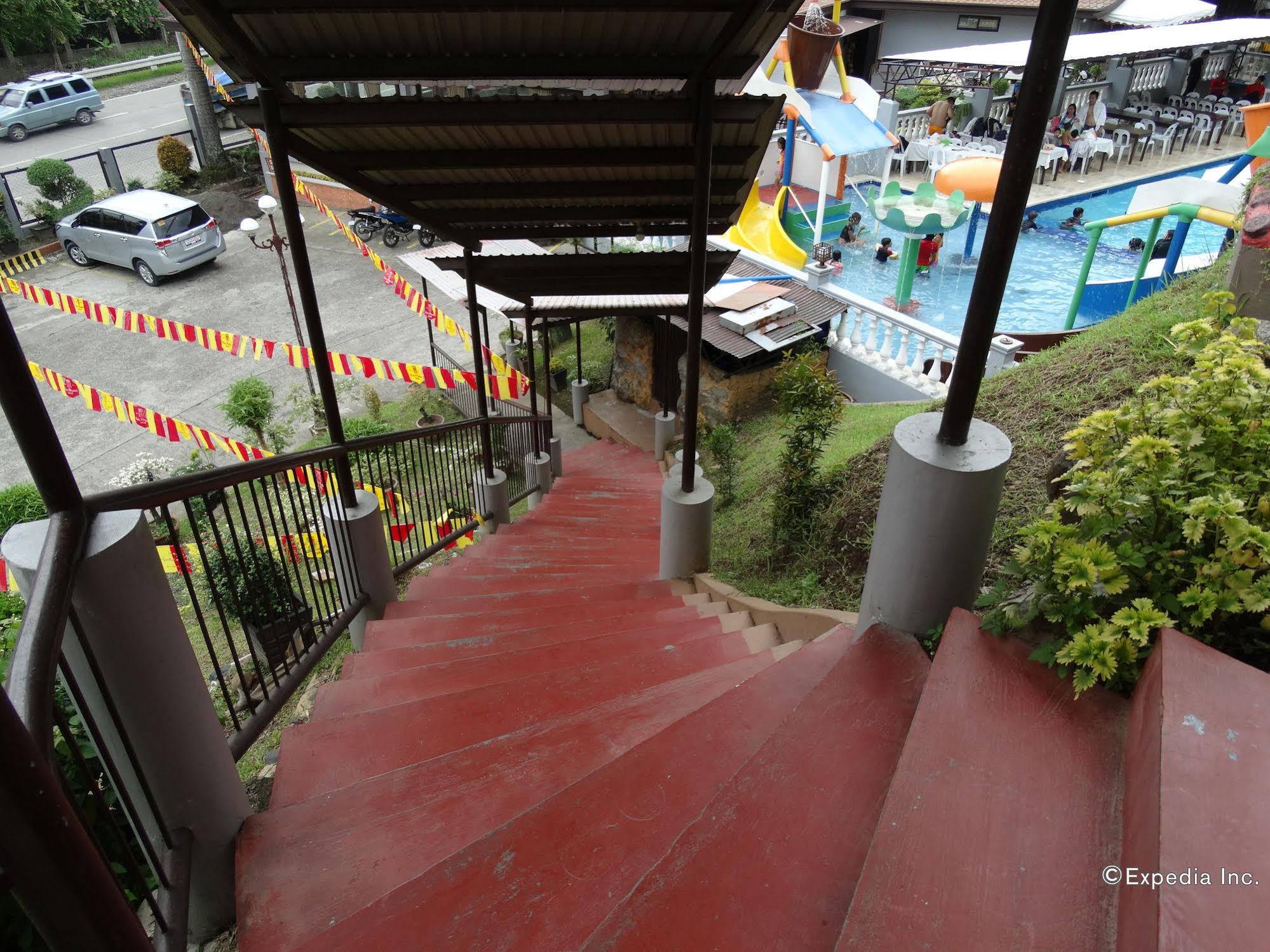 D’Japanese Tunnel Family Resort