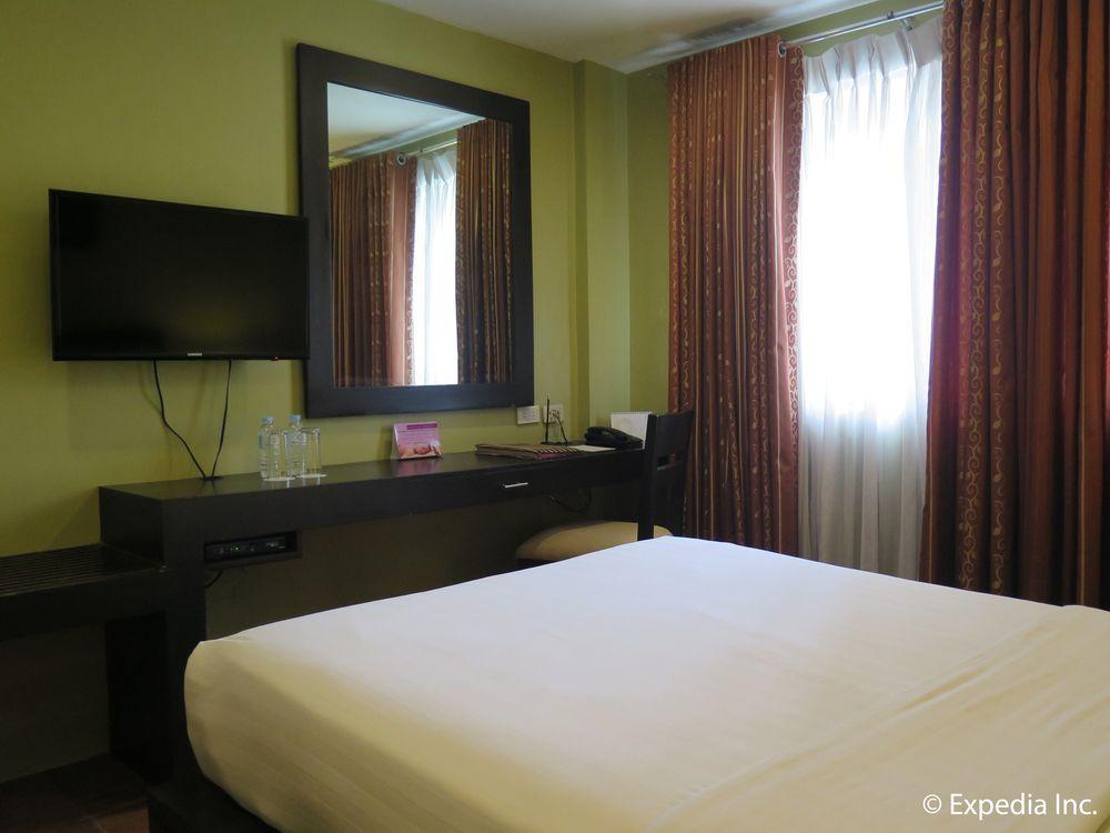 Home Crest Hotel