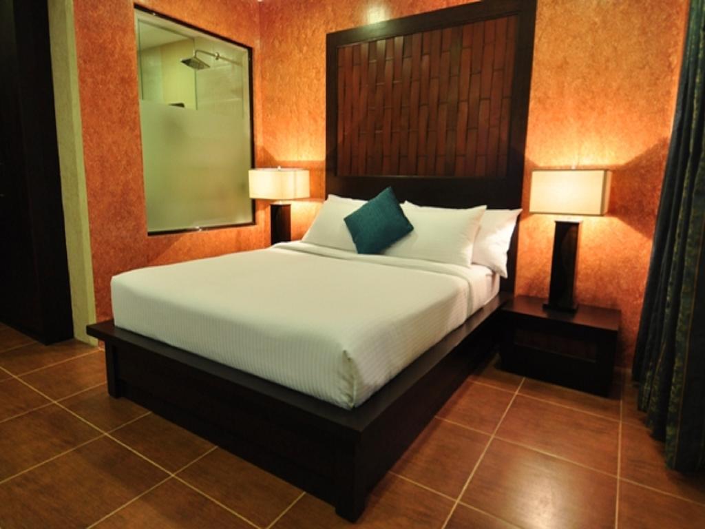 Home Crest Hotel