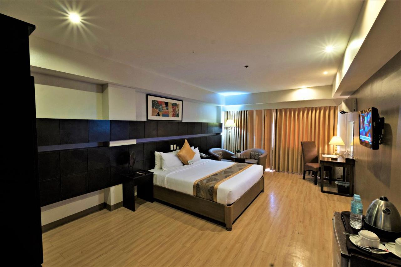 The Pinnacle Hotel and Suites