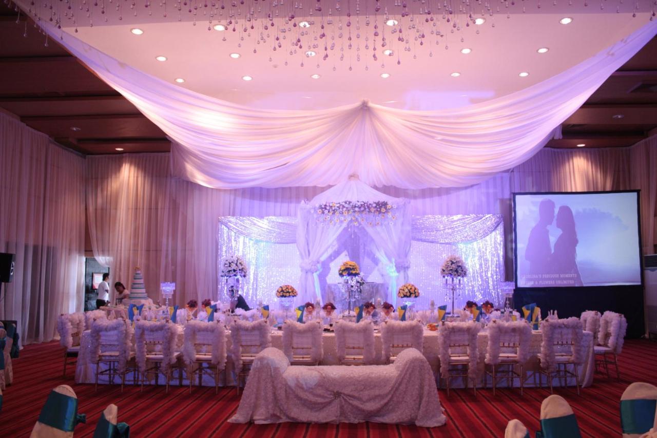 The Pinnacle Hotel and Suites