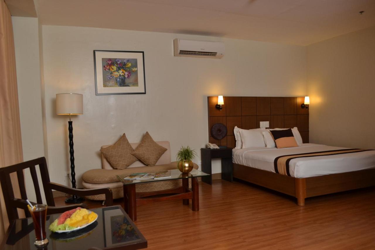 The Pinnacle Hotel and Suites