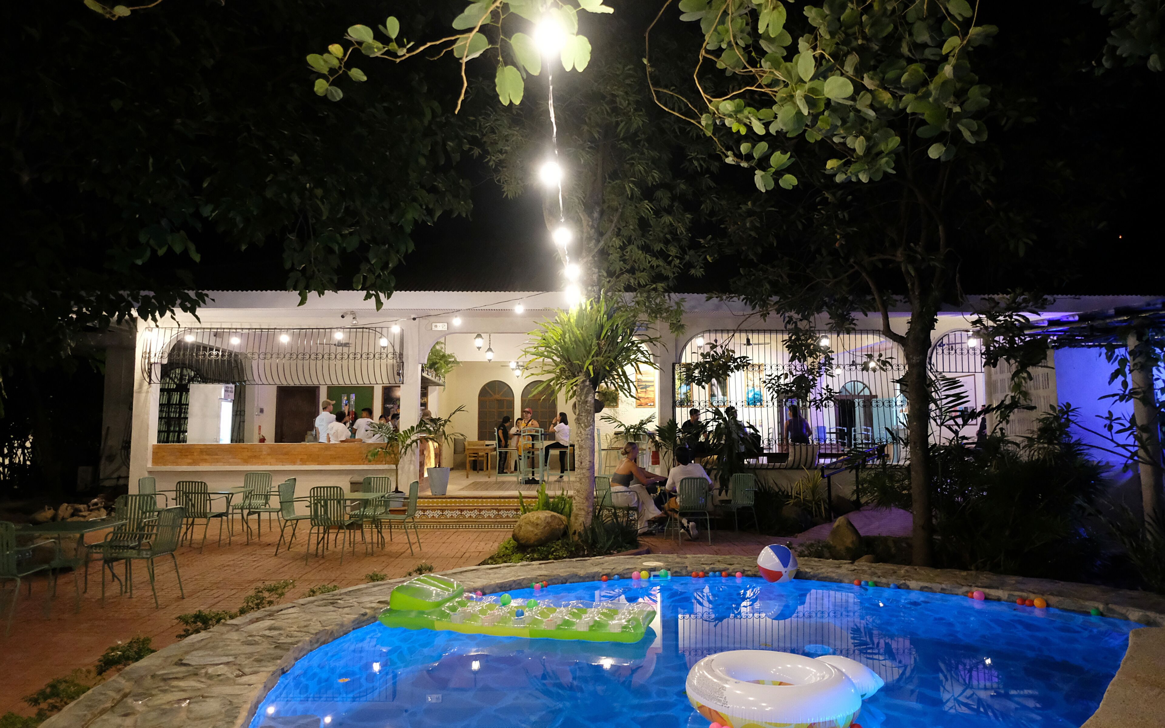 Mad Monkey Dumaguete