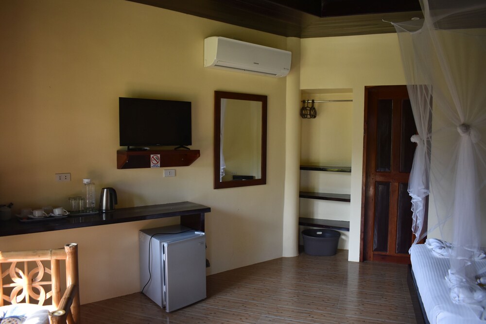 Jonas & Twins Resort