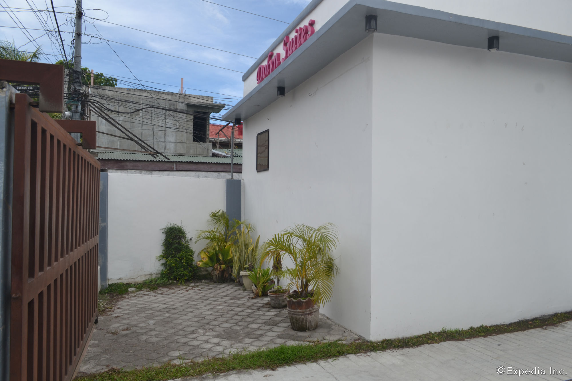 Dolyn Suites