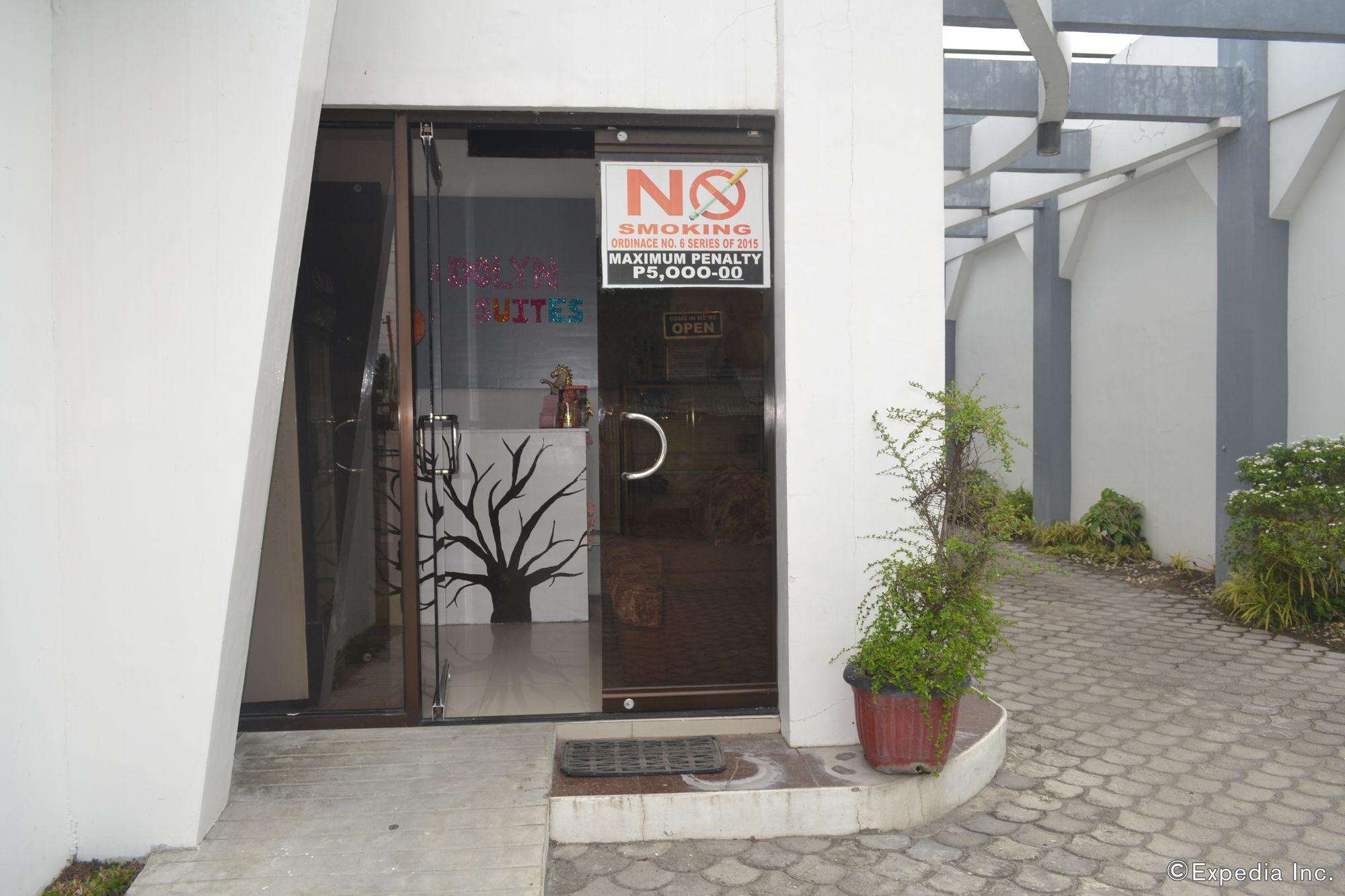 Dolyn Suites