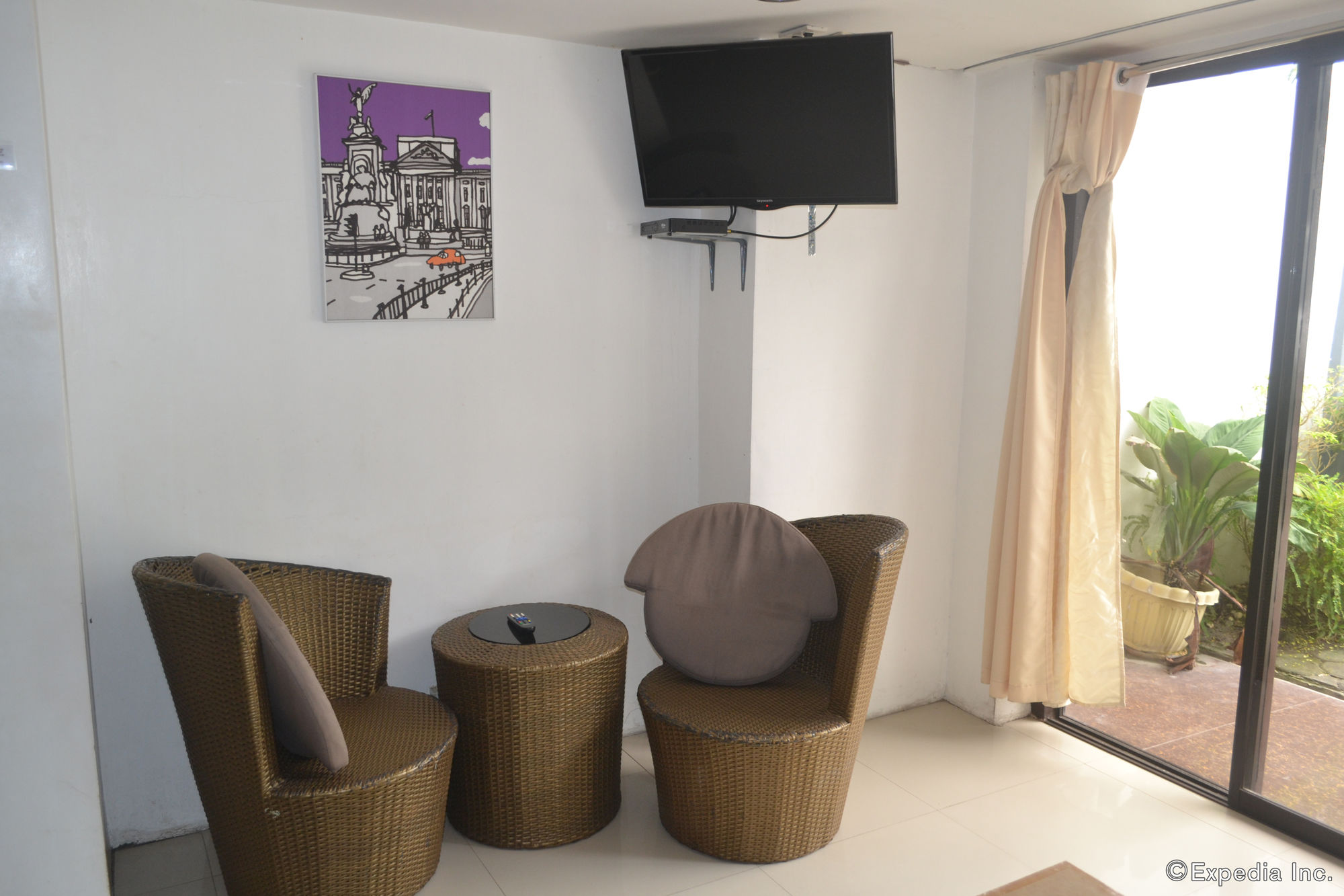 Dolyn Suites