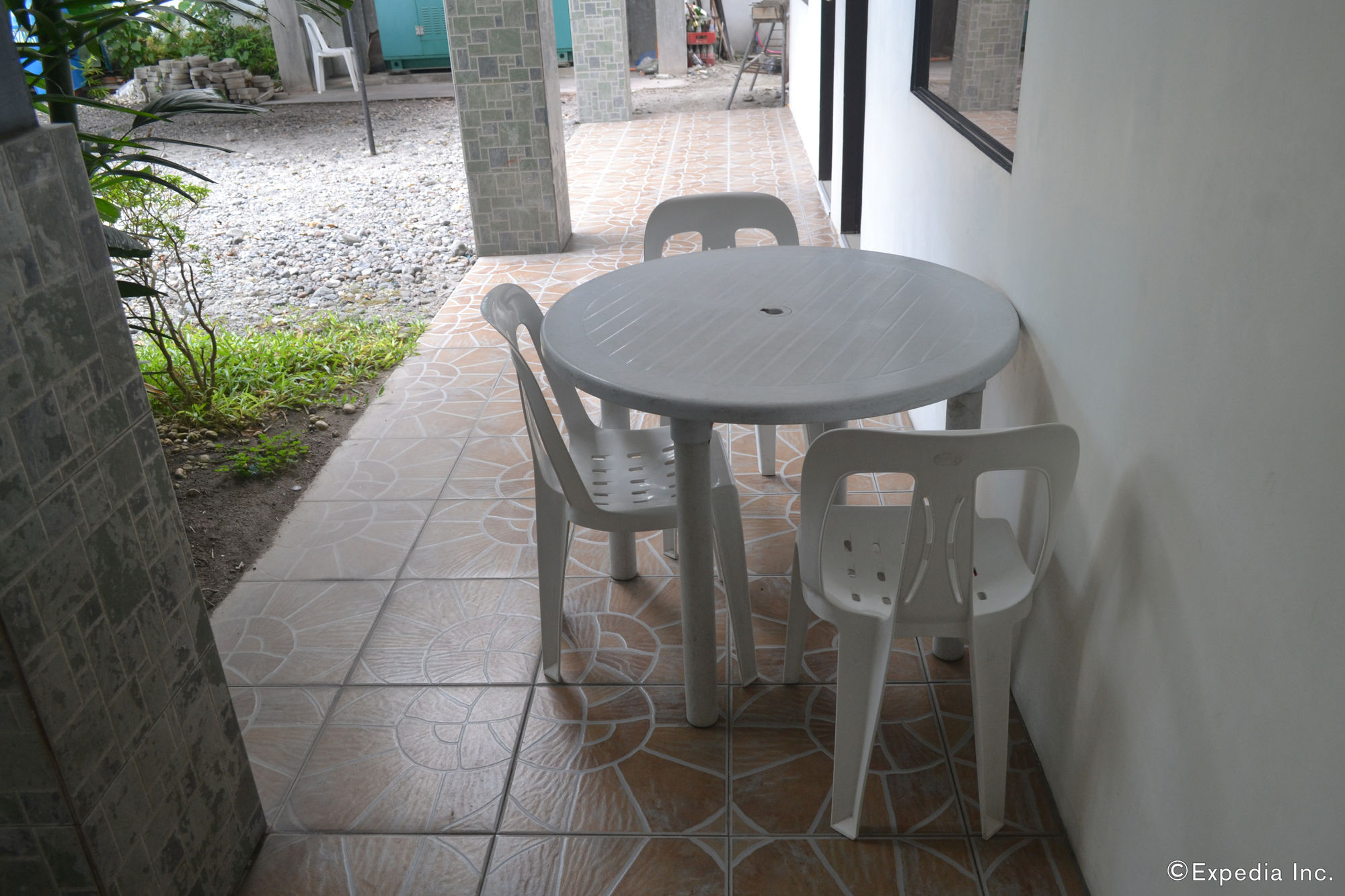 Dolyn Suites