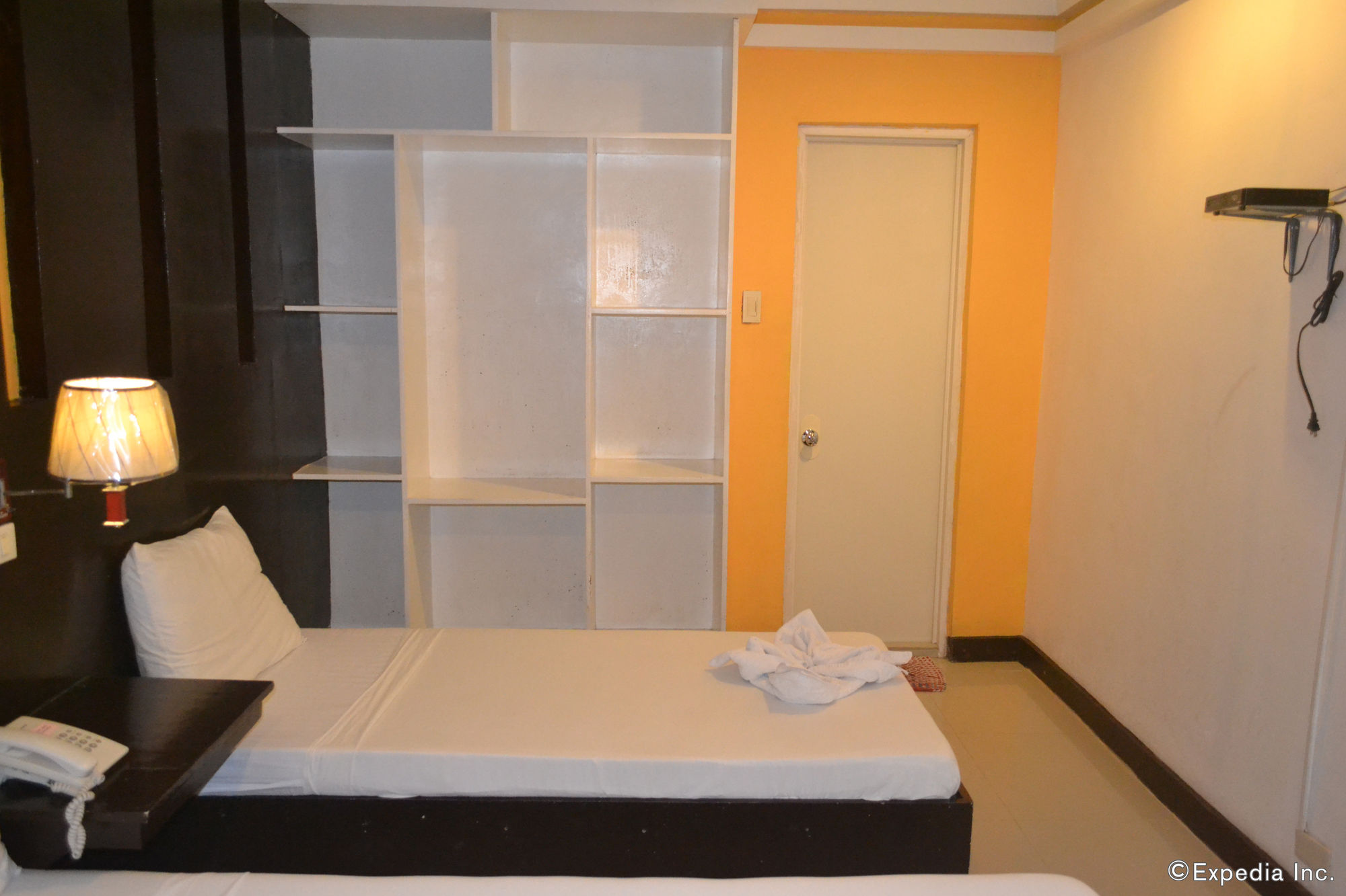 Dolyn Suites