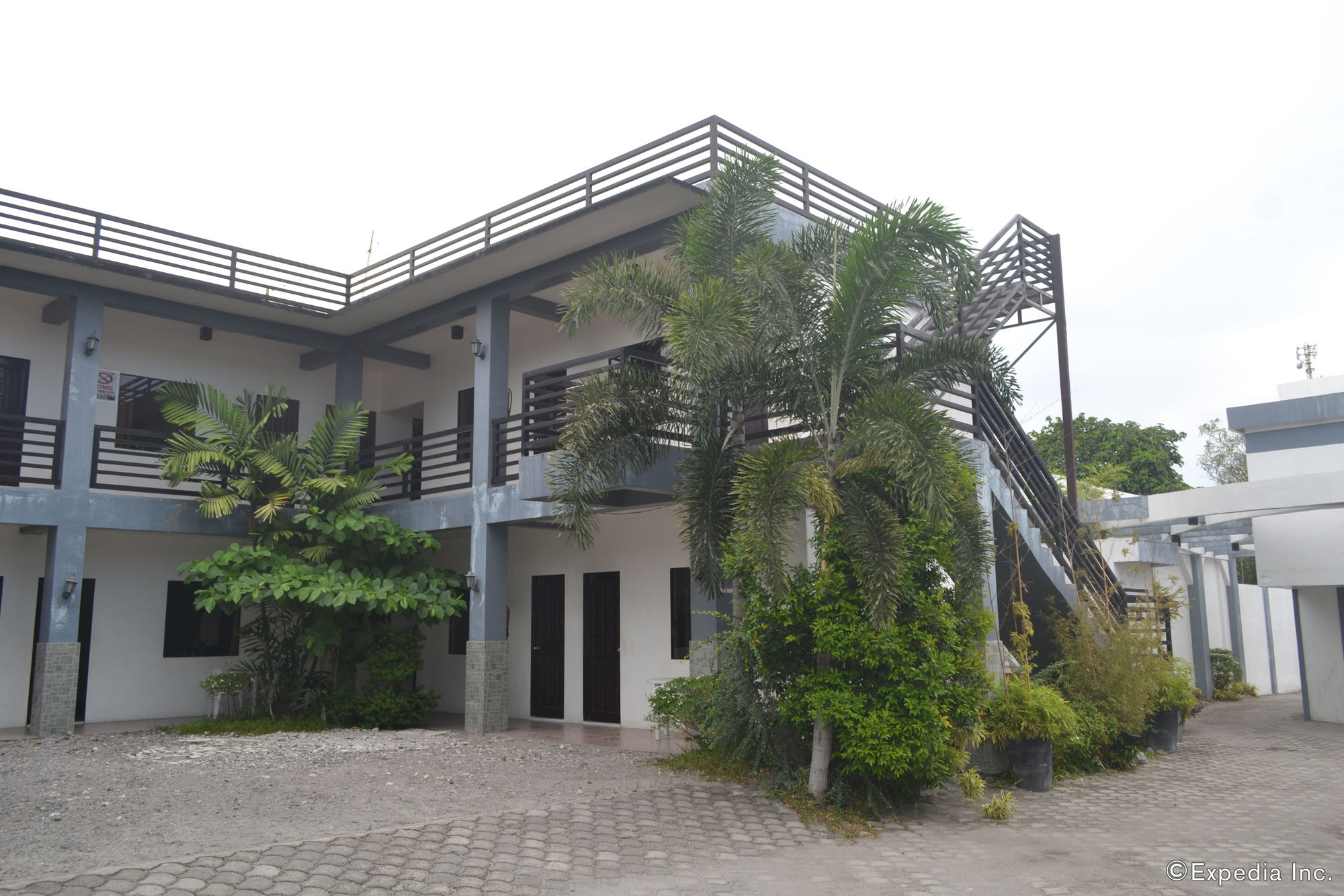Dolyn Suites