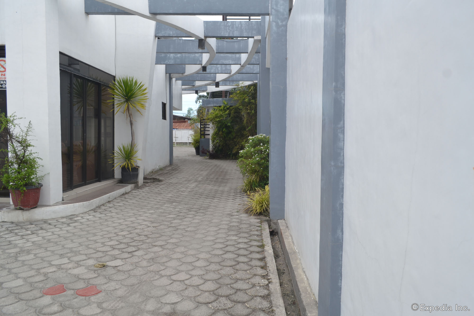 Dolyn Suites