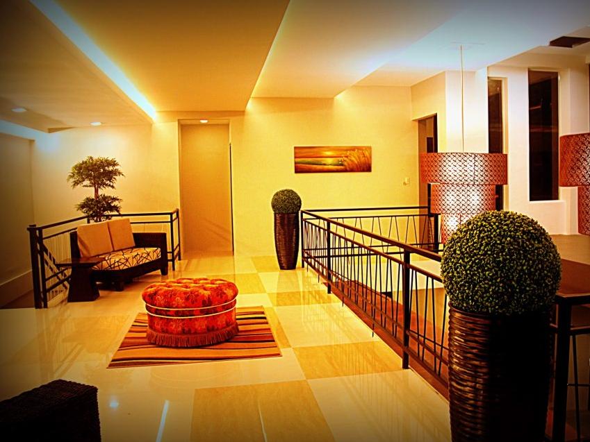 Ellis Arcade & Suites