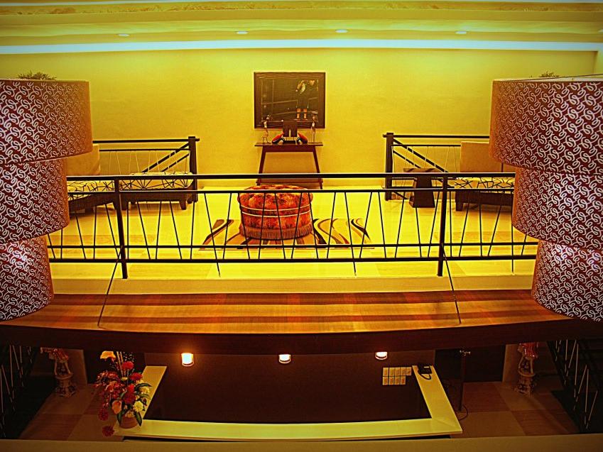 Ellis Arcade & Suites