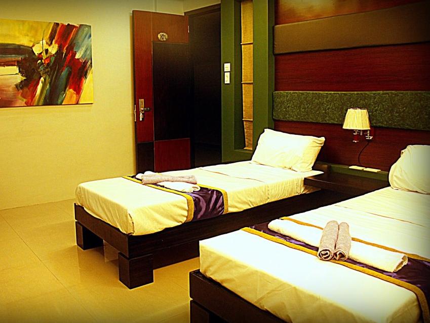 Ellis Arcade & Suites