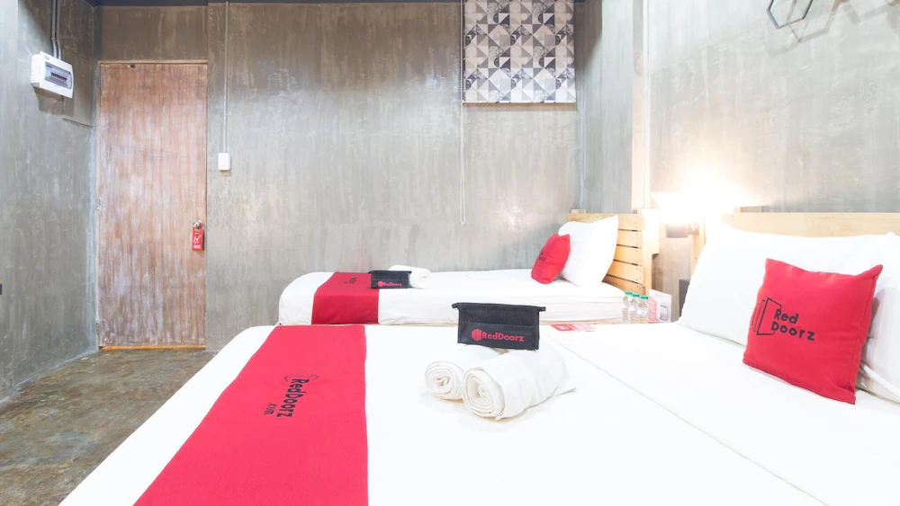 Bhive Hotel by RedDoorz