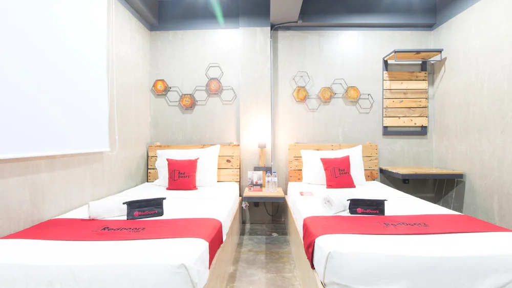 Bhive Hotel by RedDoorz