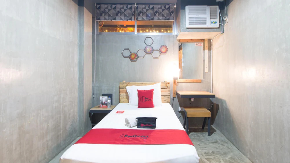 Bhive Hotel by RedDoorz