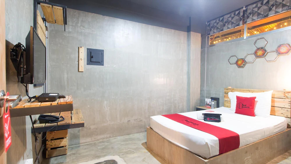 Bhive Hotel by RedDoorz