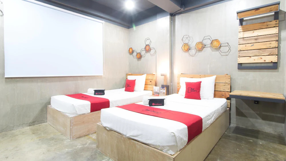 Bhive Hotel by RedDoorz