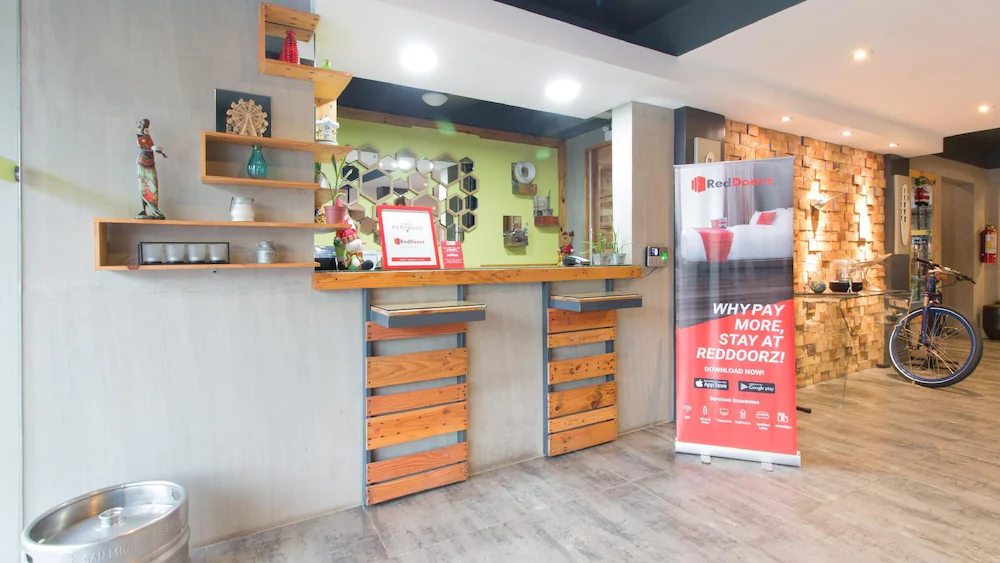 Bhive Hotel by RedDoorz