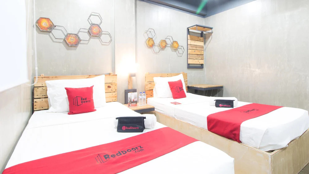 Bhive Hotel by RedDoorz