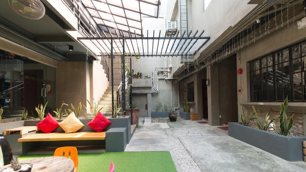 Bhive Hotel by RedDoorz