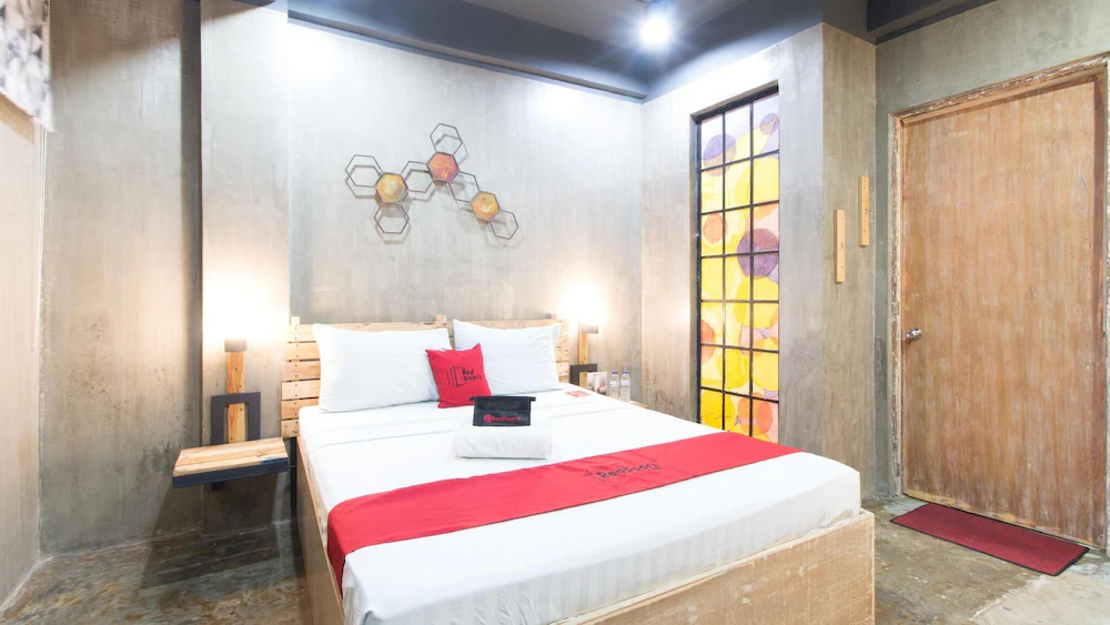 Bhive Hotel by RedDoorz