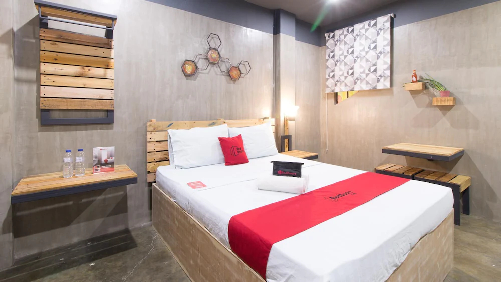 Bhive Hotel by RedDoorz