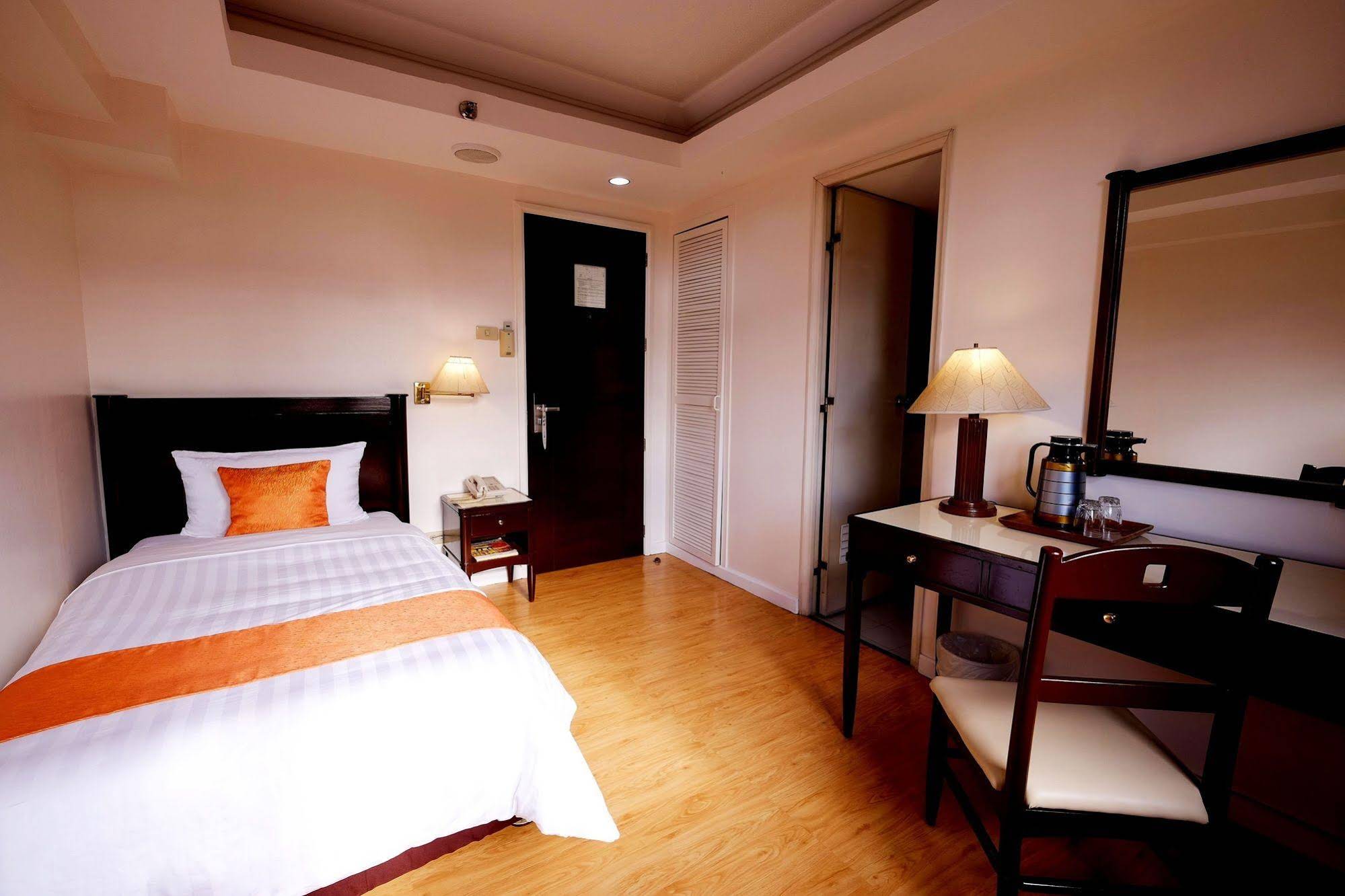 Harbor Town Hotel