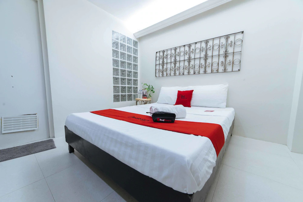 RedDoorz @ Ledesco Avenue Lapaz Iloilo