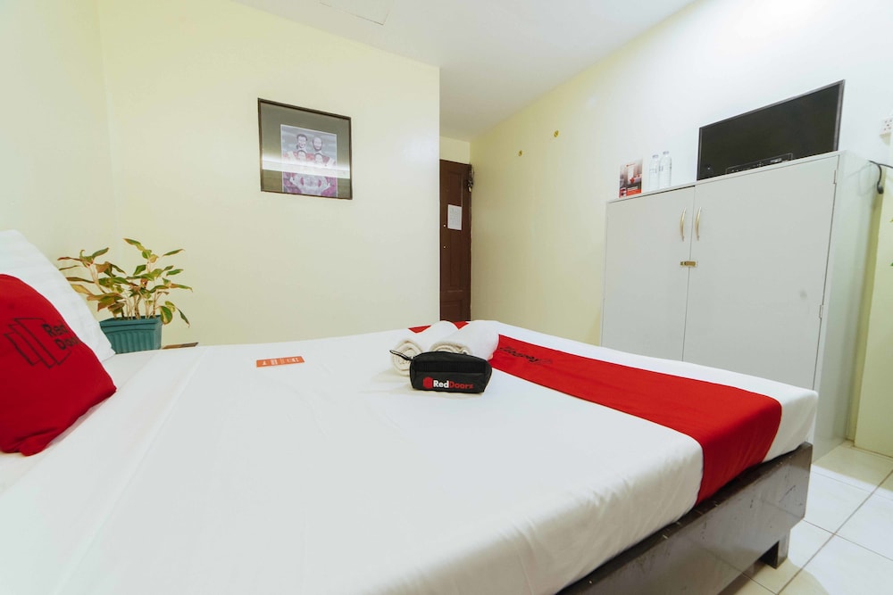 RedDoorz @ Ledesco Avenue Lapaz Iloilo