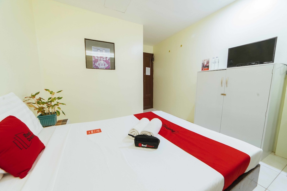 RedDoorz @ Ledesco Avenue Lapaz Iloilo