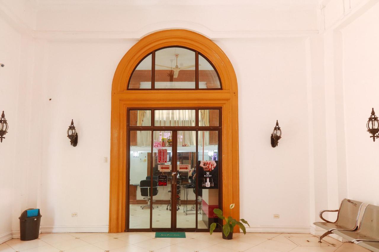 Reddoorz Plus @ Castle Chateau Iloilo