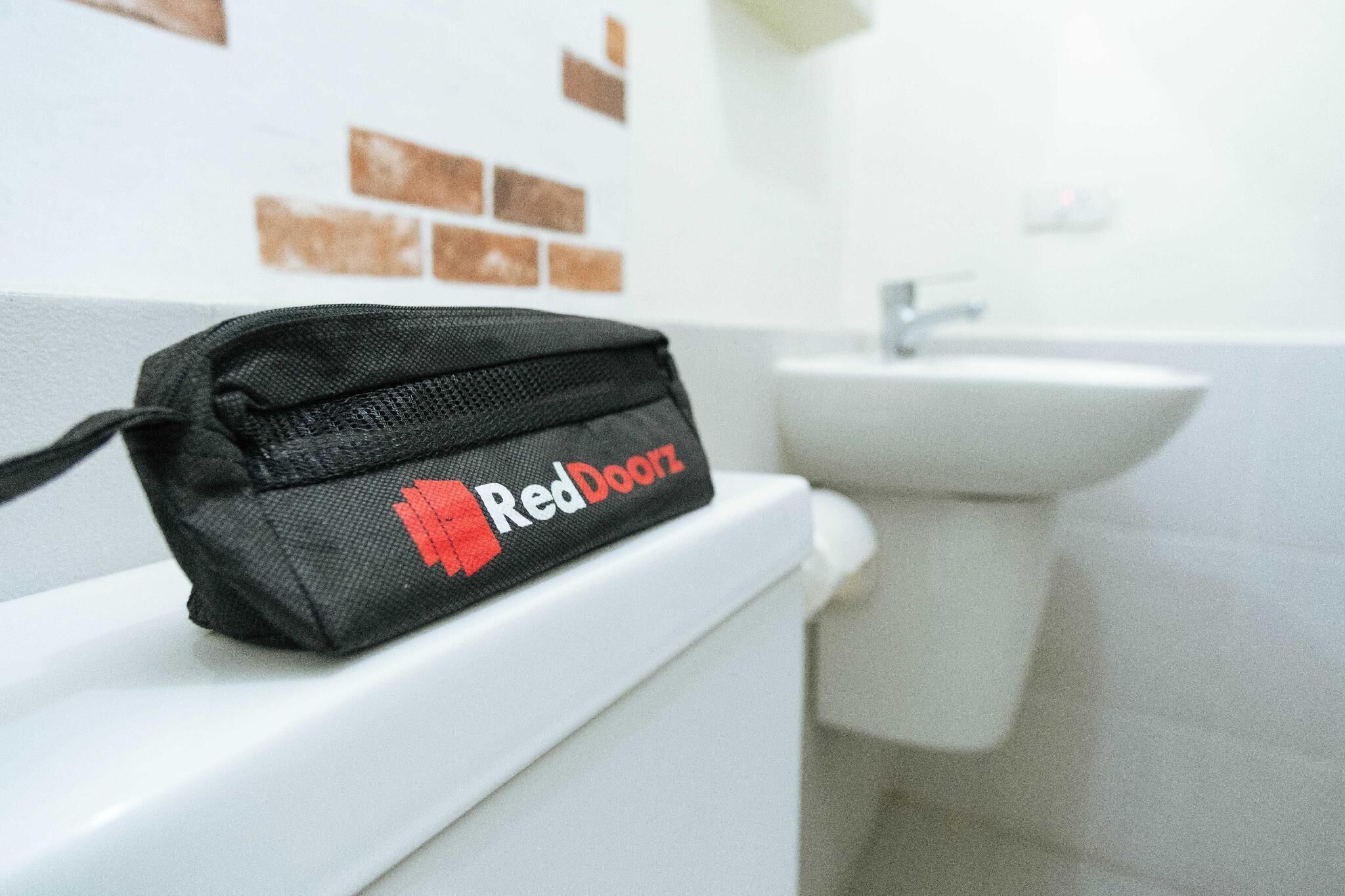 Reddoorz Plus @ Yeesort Ledesco Village