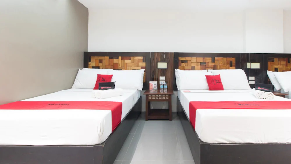 West Gate Hotel by RedDoorz